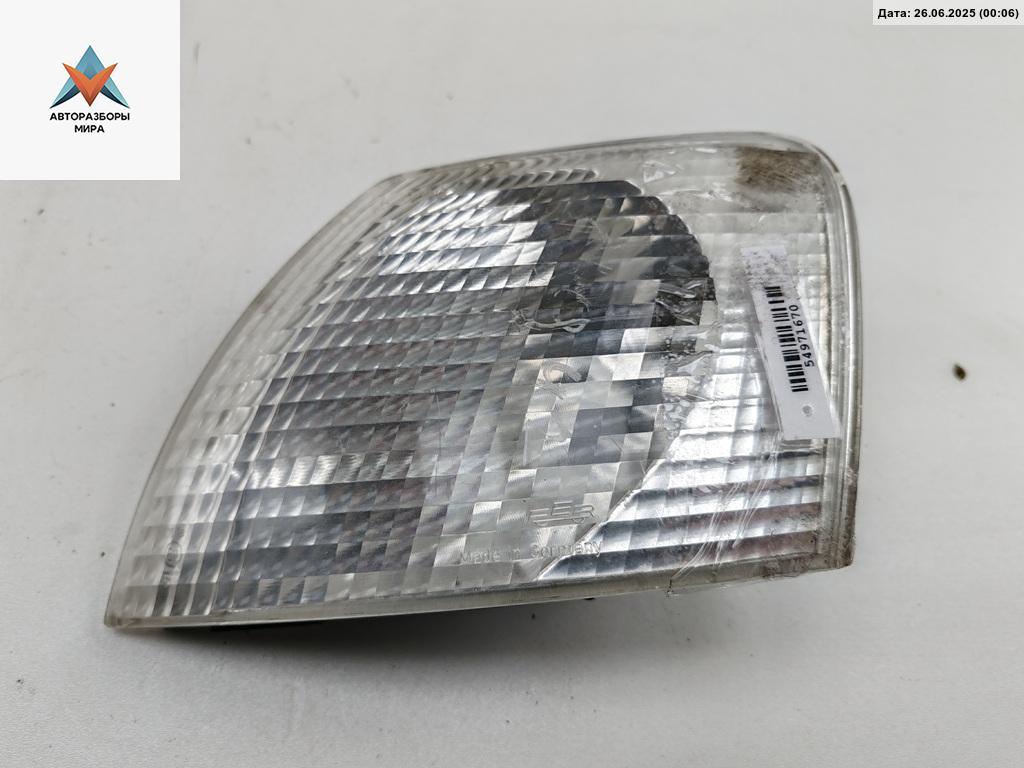 Поворотник (указатель поворота) левый Volkswagen Passat B5 1998, 1.6 л., бензин, МКПП, чёрный, седан, 3B0953049C - фото №1