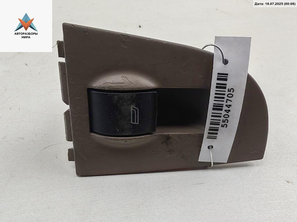 кнопка стеклоподъемника переднего правого Audi A6 4B/C5 1997, 2.4 л., бензин, АКПП, зелёный, седан, 4B0959855 - фото №1