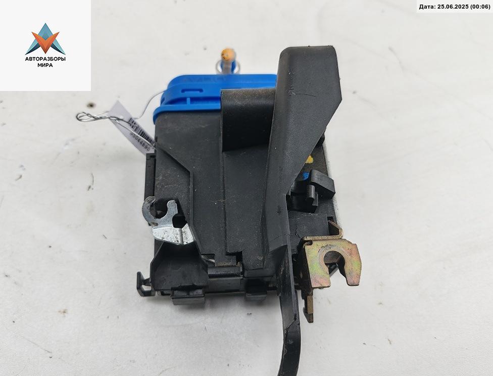 замок двери задней правой Audi A4 B5 1995, 1.6 л., бензин, МКПП, красный, седан, 8D0839016A - фото №1