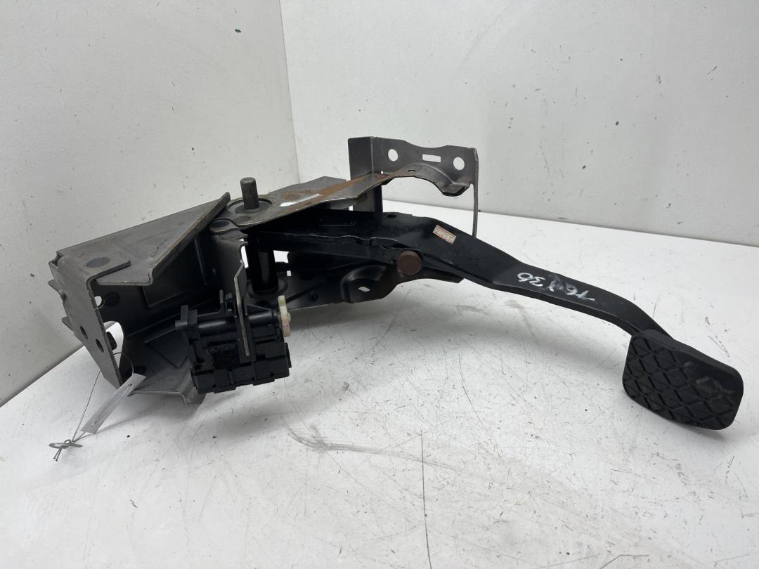 педаль тормоза Mazda CX-7 2007, 2.3 л., бензин, МКПП, серый, внедорожник 5 дв.