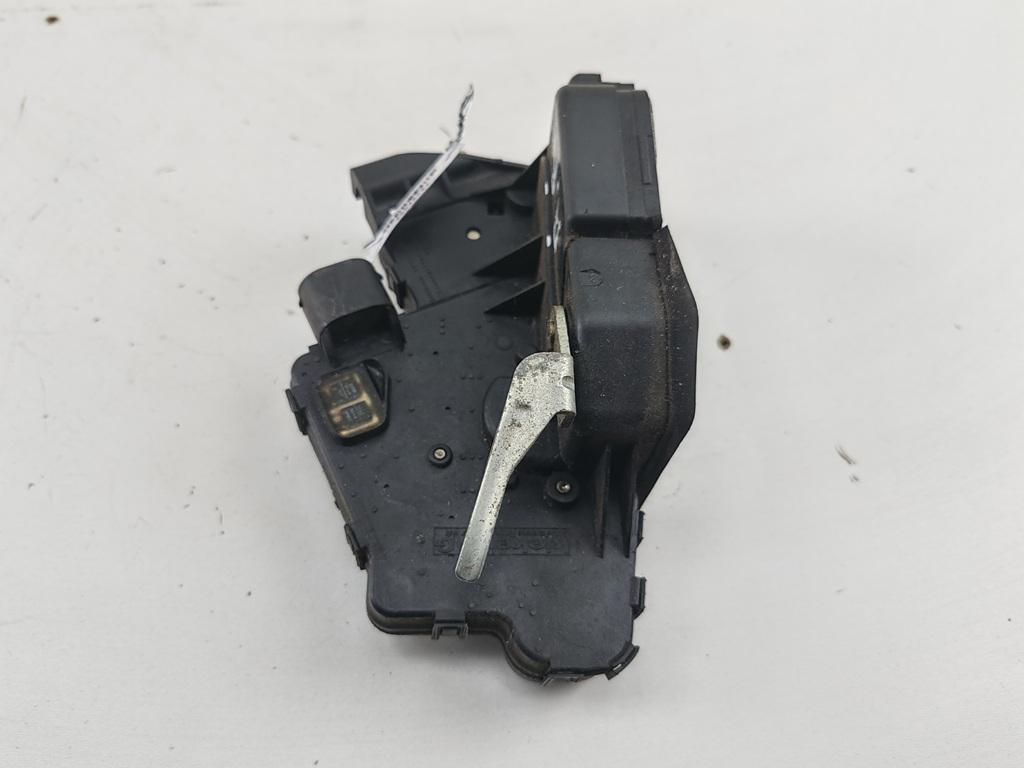 замок двери передней правой BMW 3 E46 1999, 2.0 л., бензин, МКПП, красный, седан, 8206408