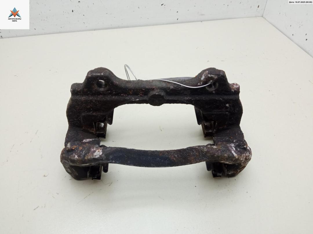 скоба суппорта Fiat Stilo 1 поколение 2004, 1.4 л., бензин, МКПП, синий, хетчбэк 3 дв. - фото №1