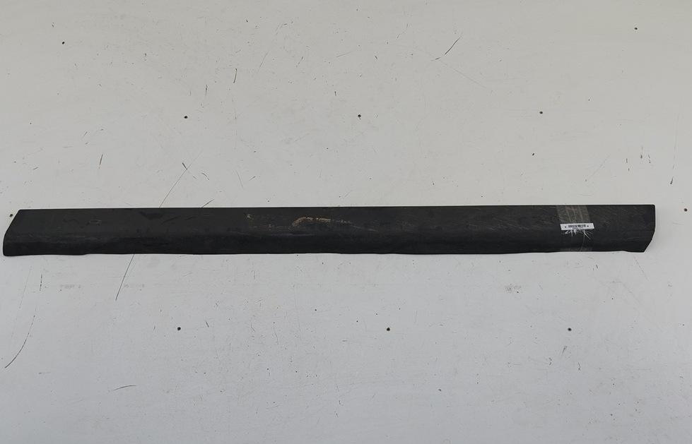 молдинг двери передней правой Volkswagen Passat B5 1998, 1.8 л., бензин, МКПП, синий, универсал, 3B0854940 - фото №1