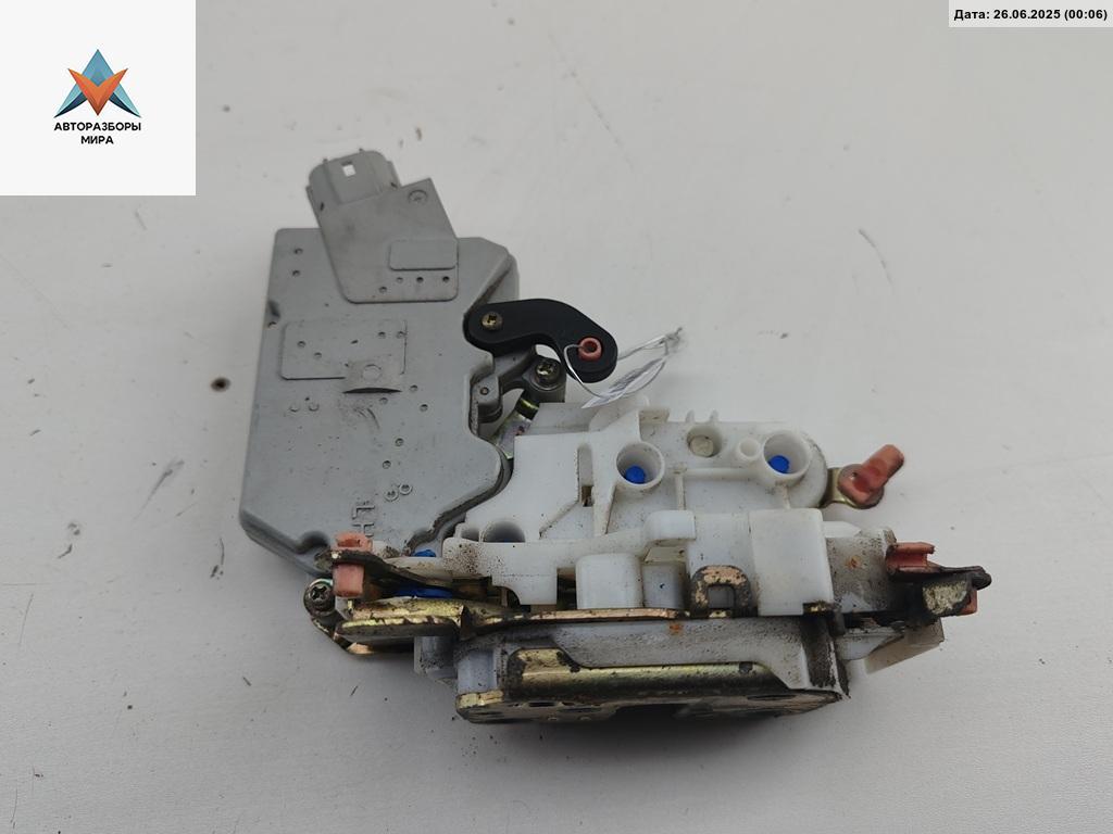 замок двери передней левой Nissan Primera P11 2001, 1.8 л., бензин, МКПП, серый, хетчбэк 5 дв., B1459 - фото №1