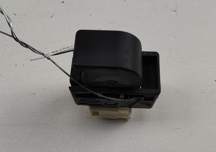кнопка стеклоподъемника переднего правого Nissan Primera P11 2001, 1.8 л., бензин, МКПП, серый, хетчбэк 5 дв., 1316N