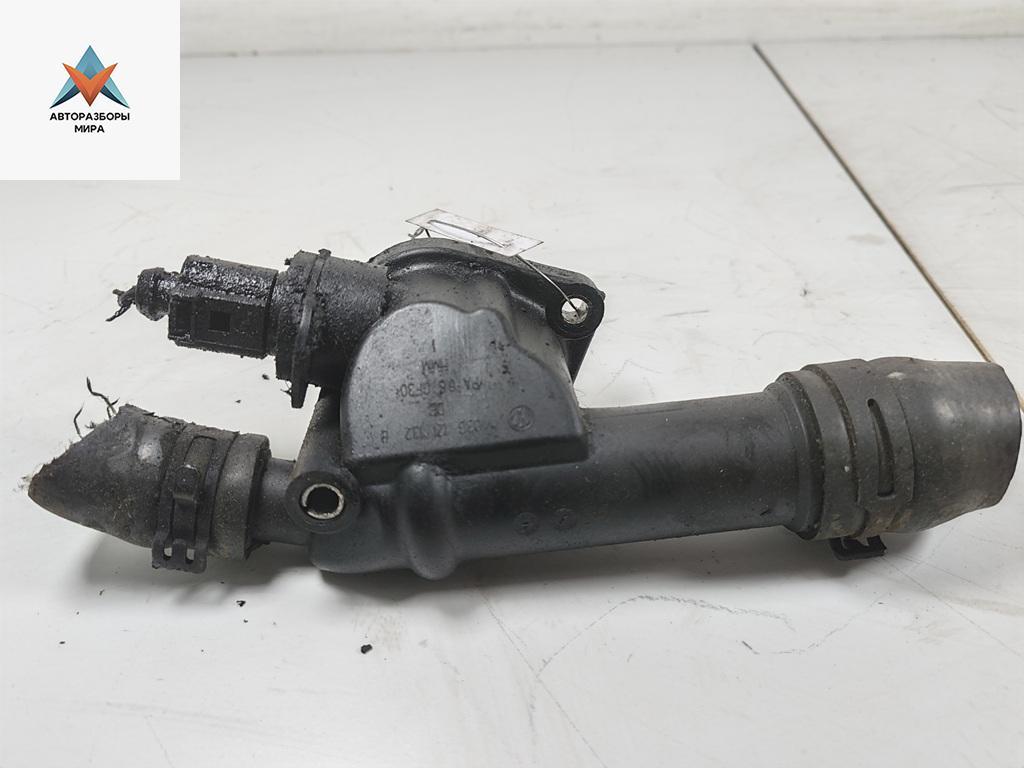 фланец (тройник) системы охлаждения Volkswagen Passat B6 2006, 2.0 л., дизель, МКПП, чёрный, универсал, 03G121132B - фото №1