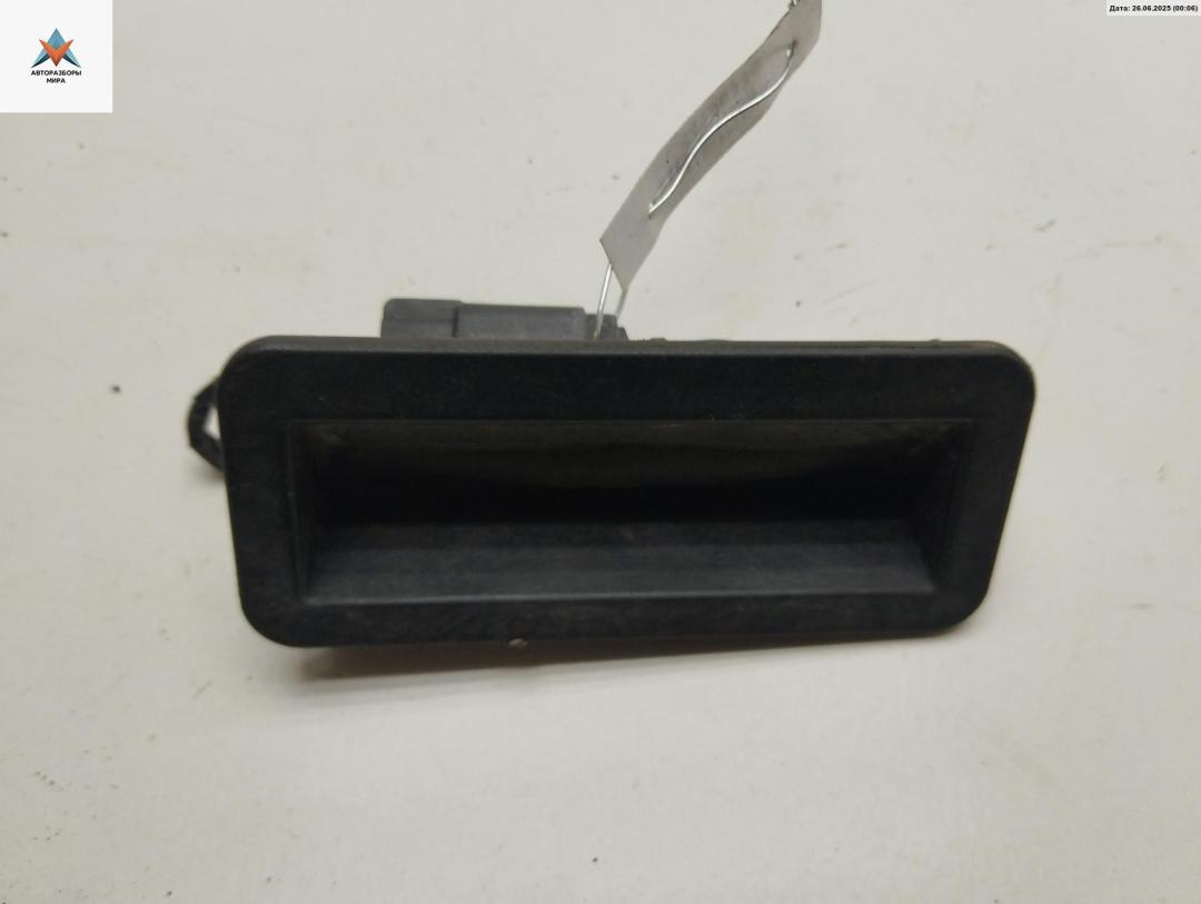 кнопка открытия багажника Ford Focus 2 поколение 2006, 2.0 л., бензин, АКПП, синий, хетчбэк 3 дв., 6M5119B514AC - фото №1
