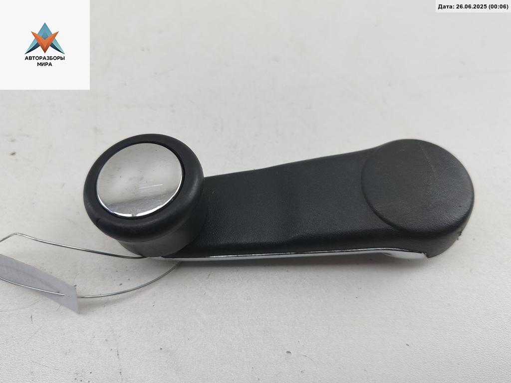 ручка стеклоподъемника Audi A4 B5 1996, 1.6 л., бензин, МКПП, белый, седан, 443837581D - фото №1