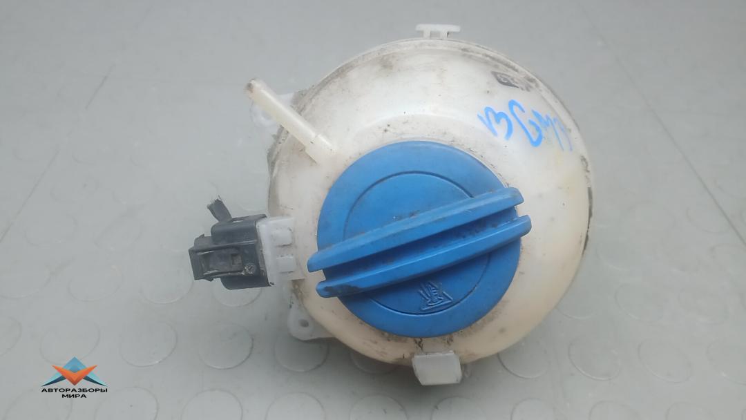 бачок расширительный Skoda Fabia 3 поколение (NJ) 2015, 1.2 л., бензин, МКПП, хетчбэк 5 дв., 3B0121321, 6Q0121407B - фото №1