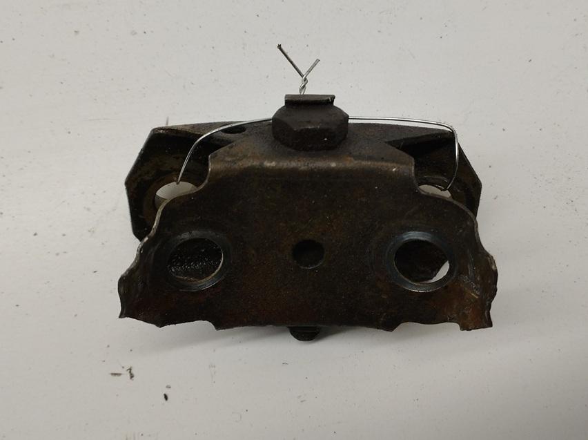 кронштейн (крепление) Audi 100 C3 1987, 1.8 л., бензин, МКПП, красный, седан