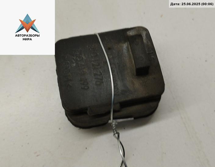 кронштейн радиатора Audi A4 B5 1996, 1.6 л., бензин, МКПП, белый, седан, 8D0121276 - фото №1