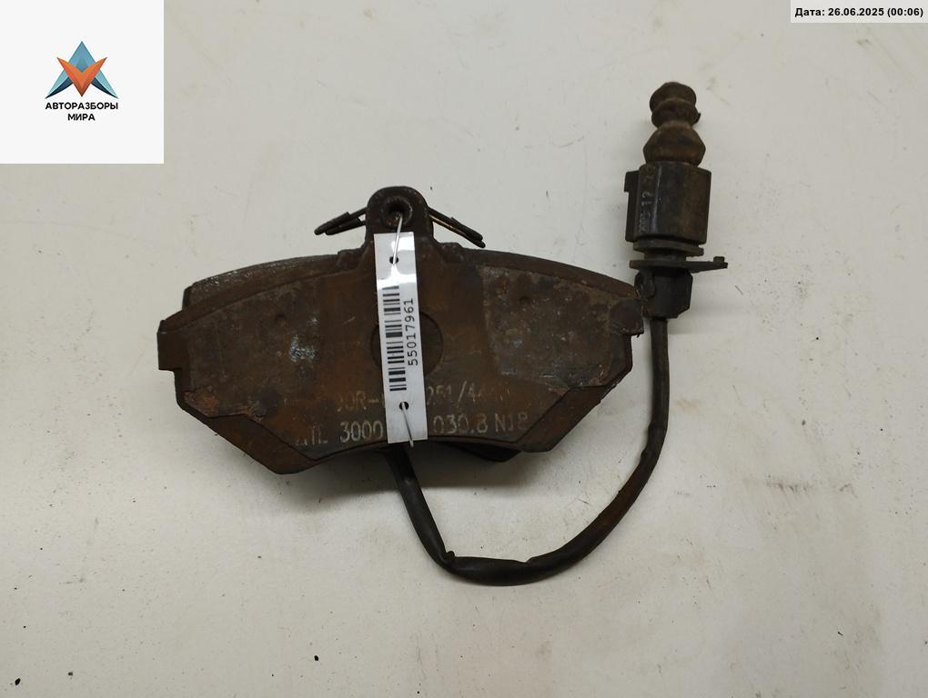 Колодки тормозные передние Audi A4 B6 2003, 1.6 л., бензин, МКПП, зелёный, седан - фото №1