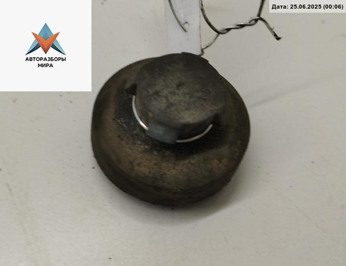 кронштейн радиатора Audi A4 B5 1996, 1.6 л., бензин, МКПП, белый, седан, 8D0191275 - фото №1