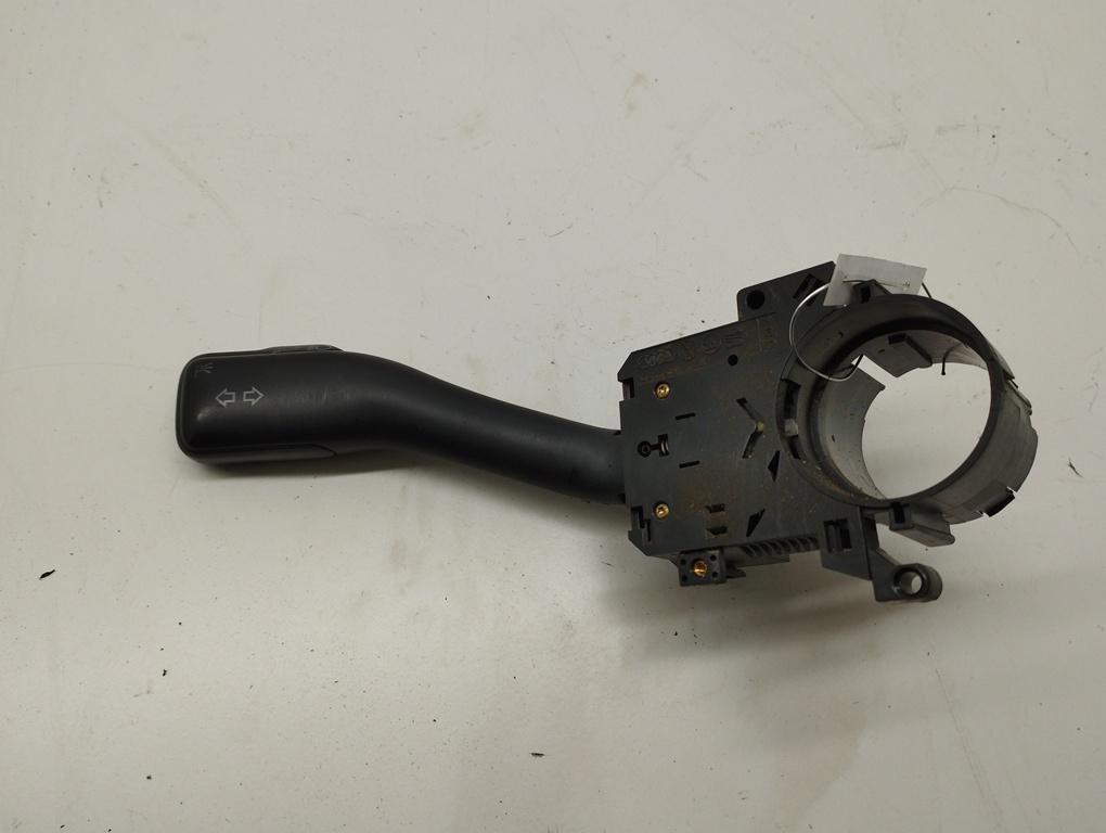переключатель поворотов Audi A6 4B/C5 1998, 2.5 л., дизель, МКПП, синий, универсал, 8L0953513G - фото №1