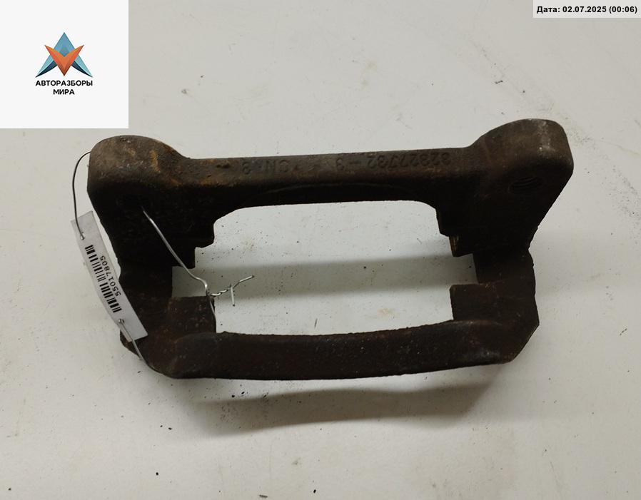 скоба суппорта Audi A4 B6 2003, 1.6 л., бензин, МКПП, зелёный, седан - фото №1