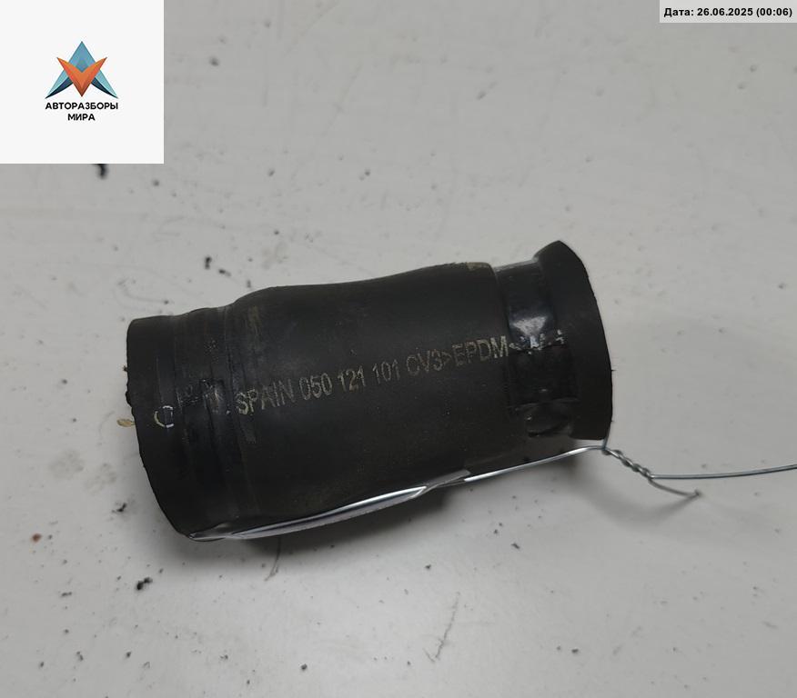 патрубок (трубопровод, шланг) Volkswagen Passat B5 1998, 1.6 л., бензин, МКПП, чёрный, седан, 050121101 - фото №1