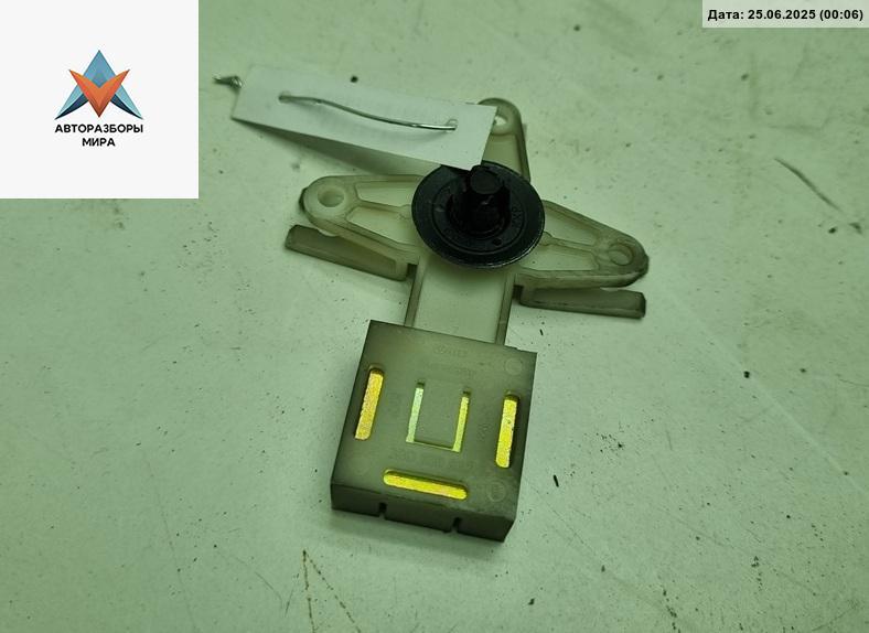 кронштейн (крепление) Volkswagen Passat B5 1998, 1.6 л., бензин, МКПП, чёрный, седан, 3B0839833 - фото №1