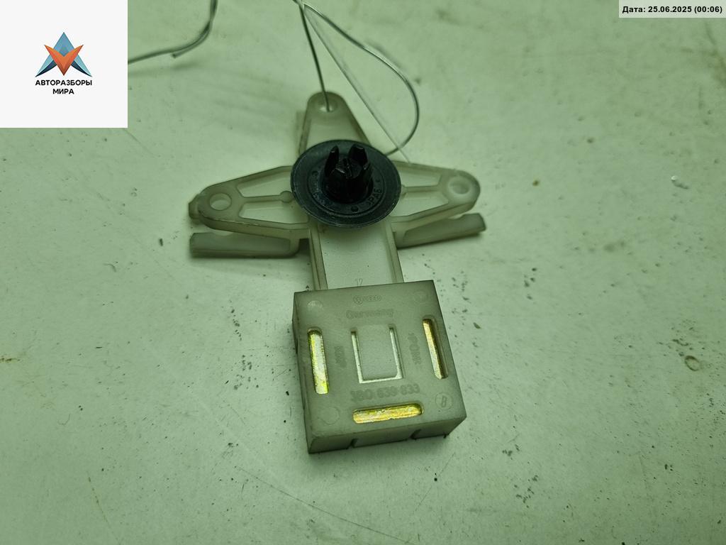 кронштейн (крепление) Volkswagen Passat B5 1998, 1.6 л., бензин, МКПП, чёрный, седан, 3B0839833 - фото №1