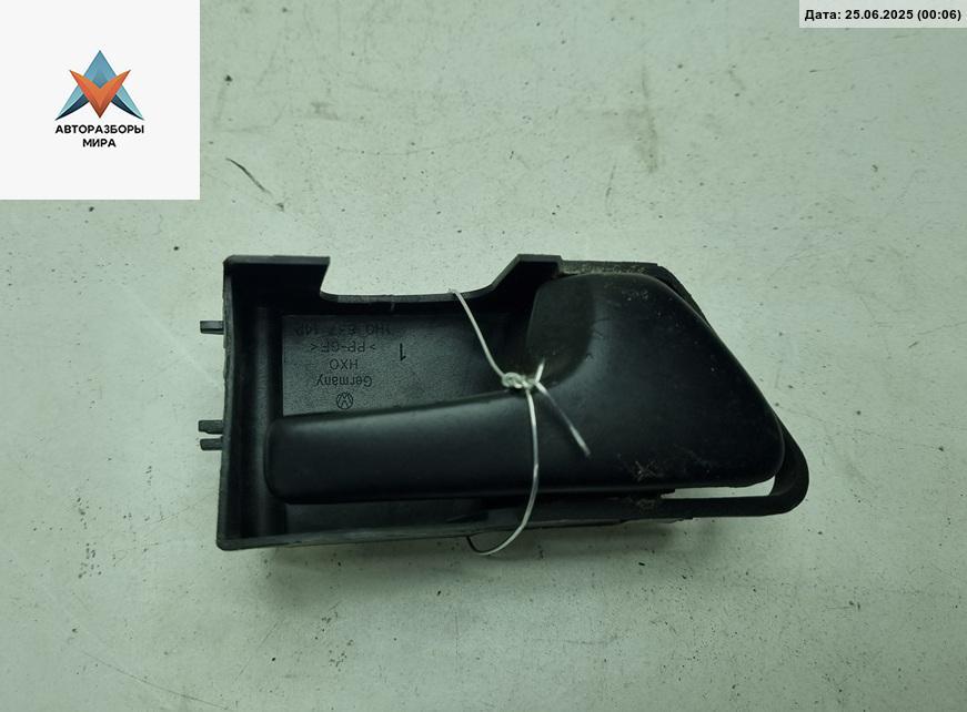 ручка внутренняя передняя правая Volkswagen Golf 3 поколение 1997, 1.6 л., бензин, МКПП, белый, хетчбэк 3 дв. - фото №1