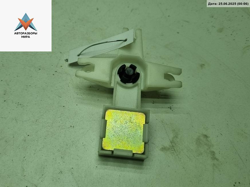 кронштейн (крепление) Volkswagen Passat B5 1998, 1.8 л., бензин, МКПП, синий, универсал, 3B0839833 - фото №1