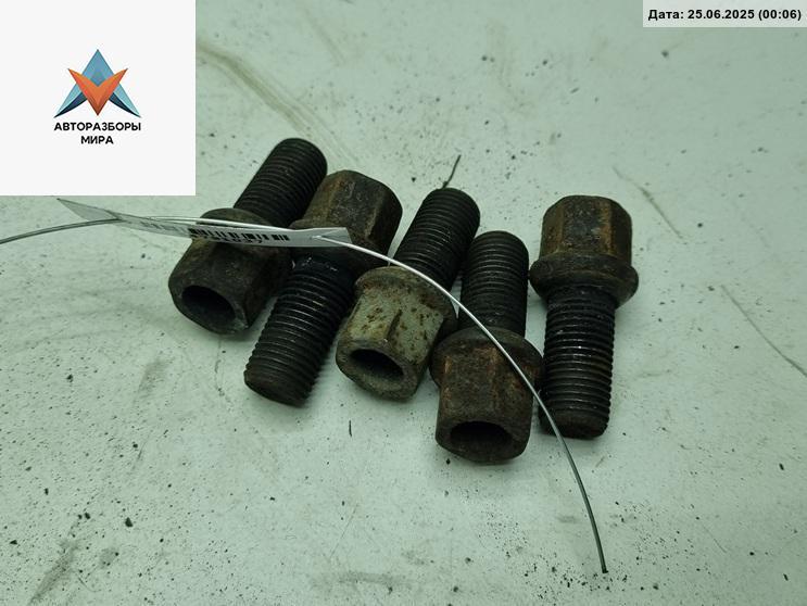 болт колесный Volkswagen Passat B6 2006, 2.0 л., дизель, МКПП, чёрный, универсал - фото №1