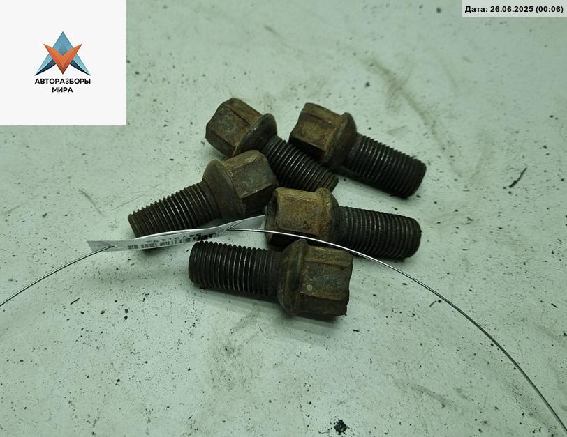 болт колесный Volkswagen Golf 4 поколение 2000, 1.9 л., дизель, МКПП, серый, универсал - фото №1