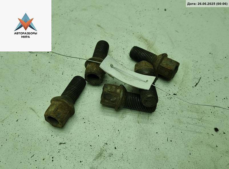 болт колесный Volkswagen Golf 4 поколение 2000, 1.9 л., дизель, МКПП, серый, универсал - фото №1