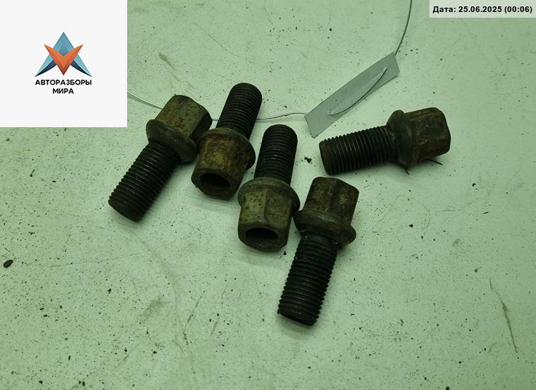 болт колесный Volkswagen Passat B6 2006, 2.0 л., дизель, МКПП, чёрный, универсал - фото №1