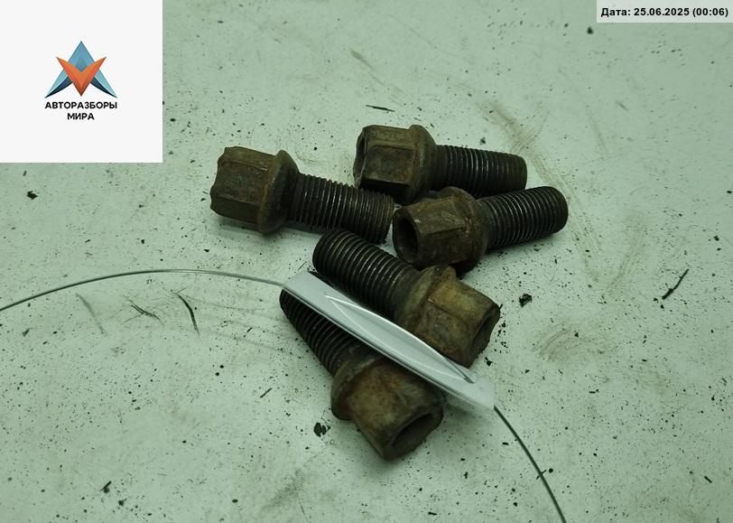 болт колесный Volkswagen Golf 4 поколение 2000, 1.9 л., дизель, МКПП, серый, универсал - фото №1