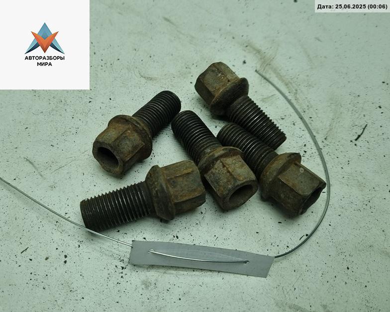 болт колесный Volkswagen Golf 4 поколение 2000, 1.9 л., дизель, МКПП, серый, универсал - фото №1