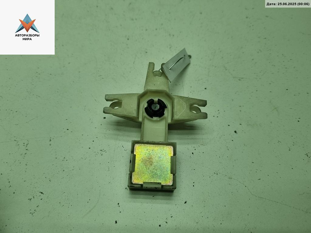 кронштейн (крепление) Volkswagen Passat B5 1997, 1.8 л., бензин, МКПП, синий, универсал, 3B0839833 - фото №1