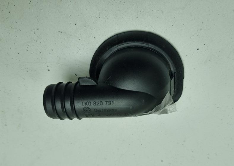 накладка на торпедо (консоль) Volkswagen Passat B6 2006, 2.0 л., дизель, МКПП, чёрный, универсал, 1K0820731