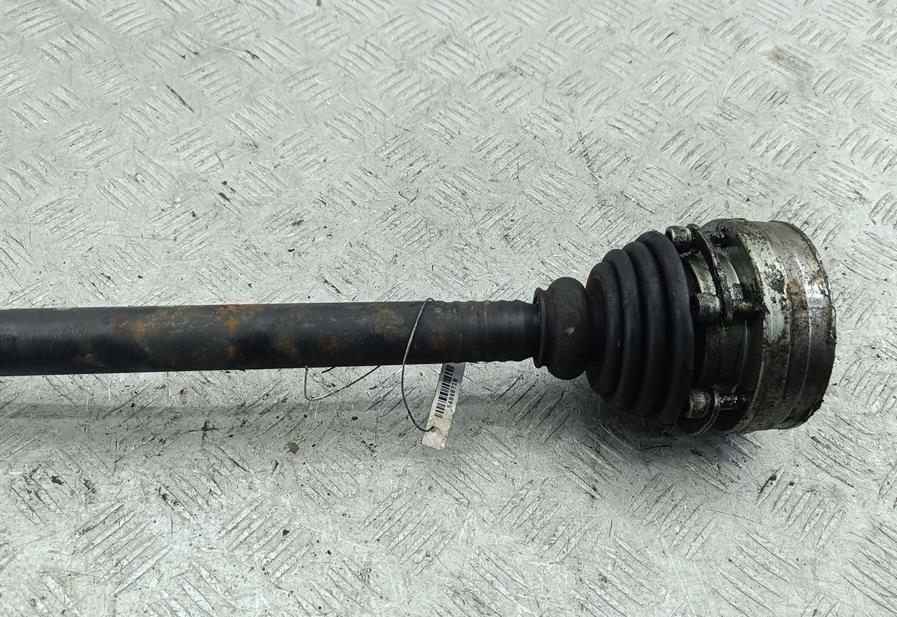 полуось передняя левая (приводной вал, ШРУС) Volkswagen Passat B5 1997, 1.6 л., бензин, МКПП, серый, седан