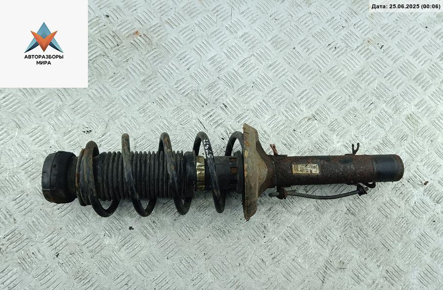 стойка передняя Volkswagen Bora 1 поколение 2001, 2.0 л., бензин, МКПП, чёрный, седан - фото №1