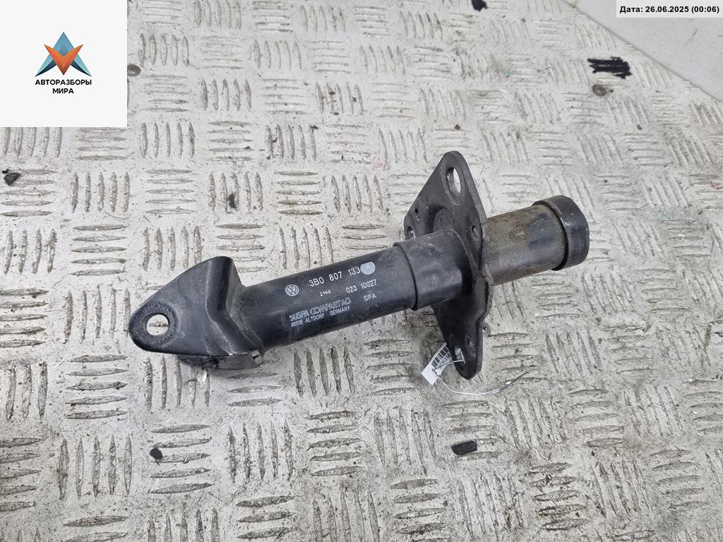 кронштейн переднего бампера Volkswagen Passat B5 1998, 1.6 л., бензин, МКПП, чёрный, седан, 3B0807133A - фото №1