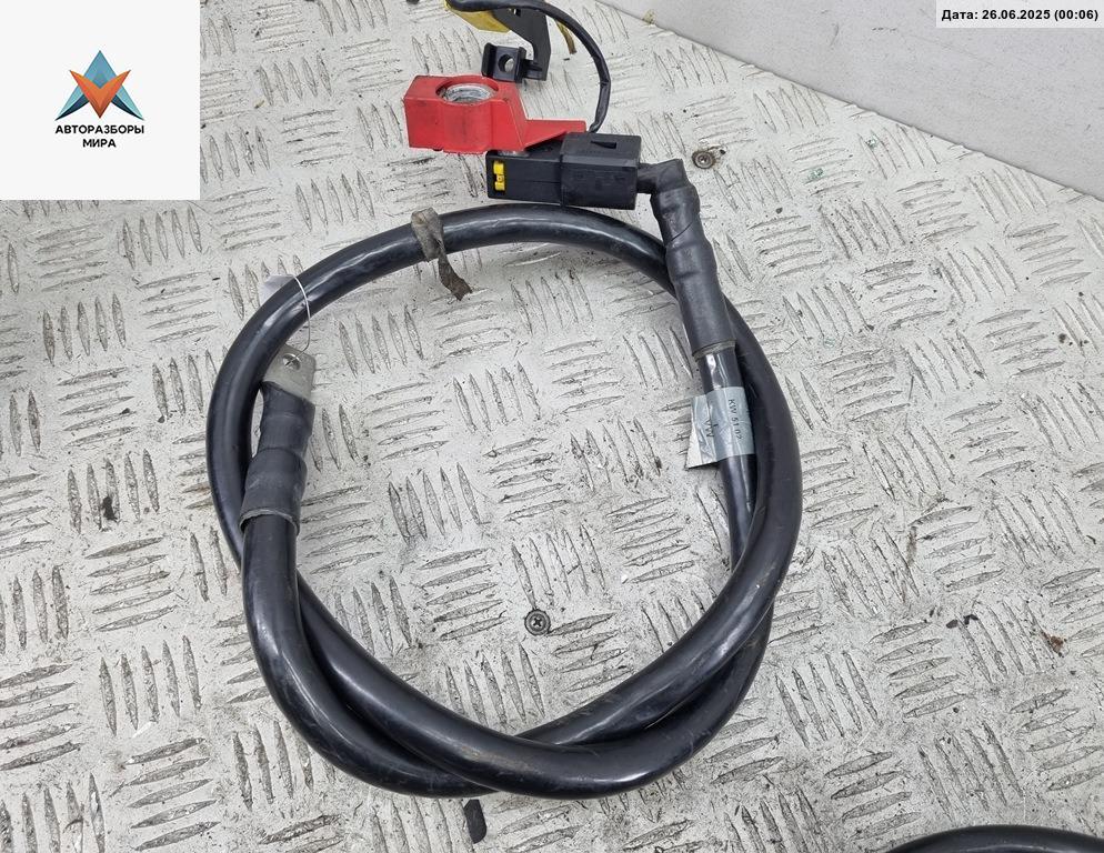 плюсовой провод аккумулятора Volkswagen Phaeton 1 поколение 2003, 3.2 л., бензин, АКПП, чёрный, седан, 3D1971228B - фото №1