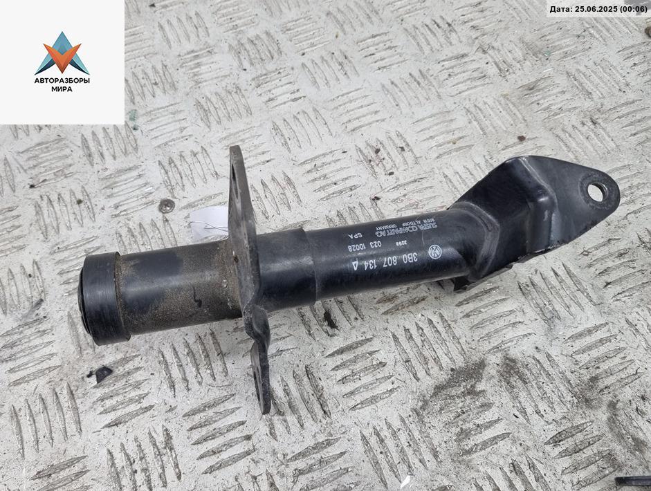 кронштейн переднего бампера Volkswagen Passat B5 1998, 1.6 л., бензин, МКПП, чёрный, седан, 3B0807134A - фото №1