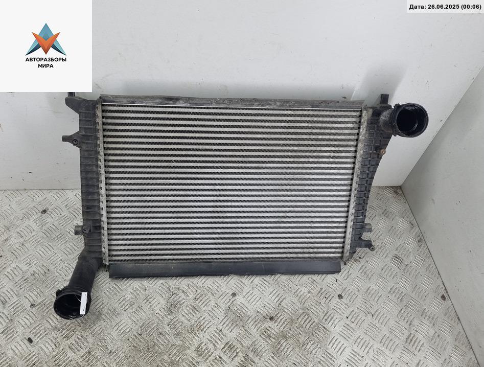 радиатор интеркулера Volkswagen Passat B6 2006, 2.0 л., дизель, МКПП, чёрный, универсал - фото №1