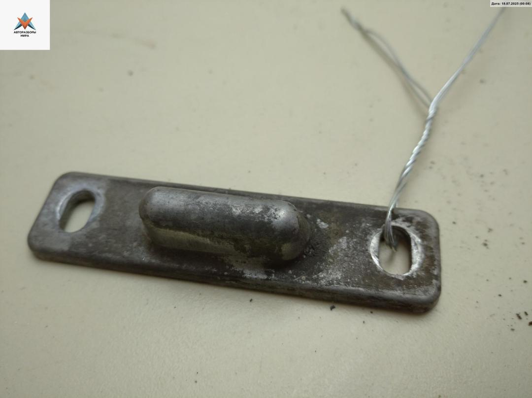 ответная часть (скоба) замка двери Mercedes-Benz Vito-1 W638 1997, 2.3 л., бензин, АКПП, синий, микроавтобус - фото №1