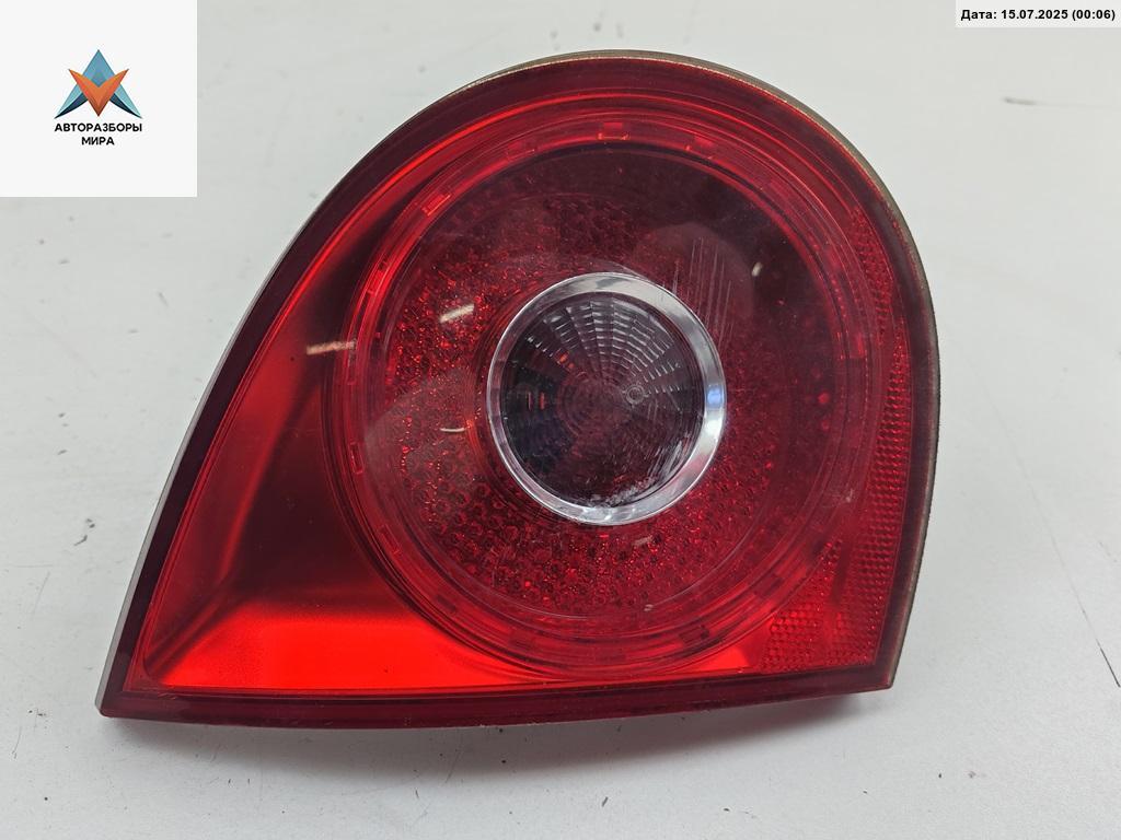 фонарь крышки багажника левый Volkswagen Golf 5 поколение 2006, 2.0 л., дизель, АКПП, красный, хетчбэк 5 дв., 1K6945093E - фото №1
