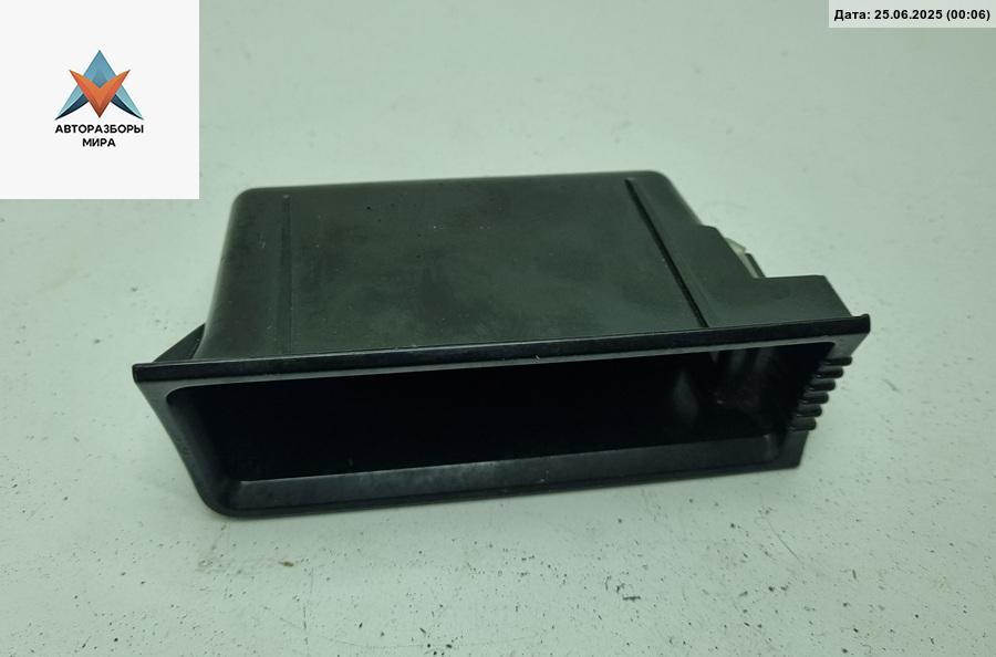 пепельница Volkswagen Passat B6 2006, 2.0 л., бензин, МКПП, серый, универсал, 3C0863077 - фото №1