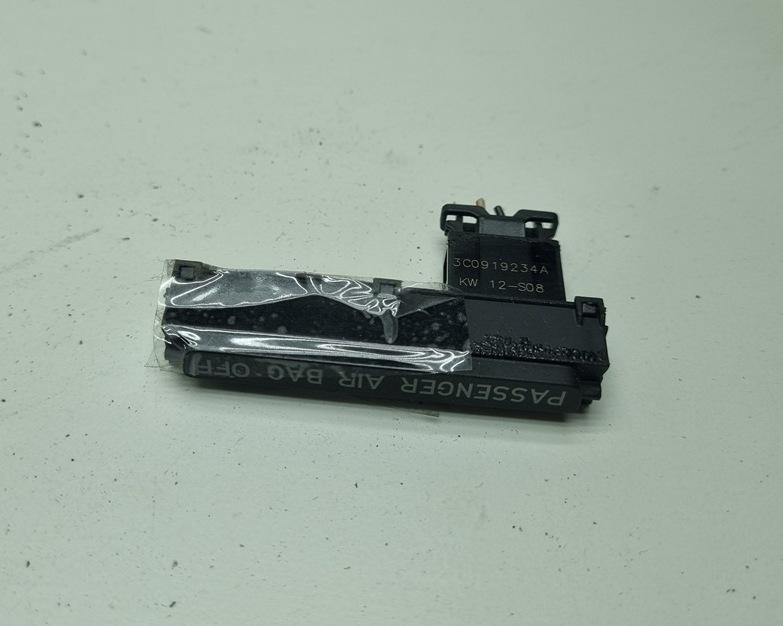 кнопка (выключатель) Volkswagen Passat B6 2008, 1.8 л., бензин, МКПП, синий, универсал, 3C0919234A