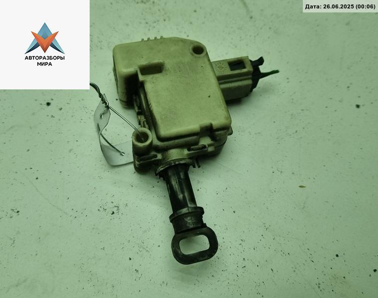 активатор замка багажника Volkswagen Passat B5 1998, 1.9 л., дизель, МКПП, жёлтый, седан, 3B0959781 - фото №1