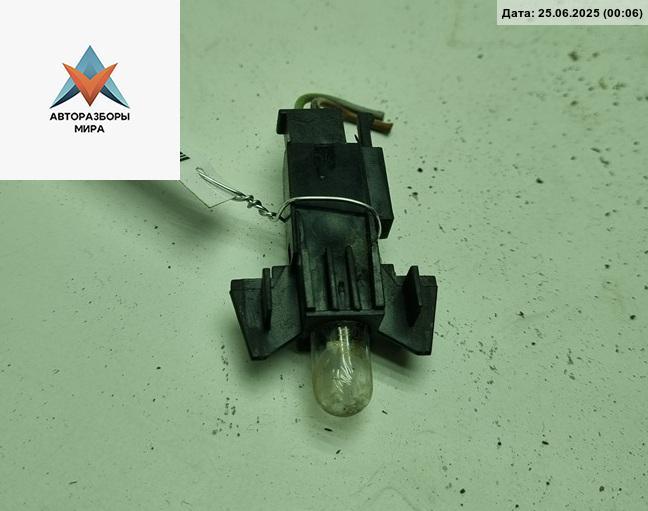 подсветка номера Volkswagen Passat B3 1991, 1.8 л., бензин, МКПП, красный, универсал, W5W - фото №1