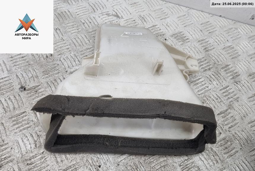 воздуховод Volkswagen Golf 3 поколение 1995, 1.6 л., бензин, МКПП, красный, хетчбэк 3 дв., 1H1819363A - фото №1