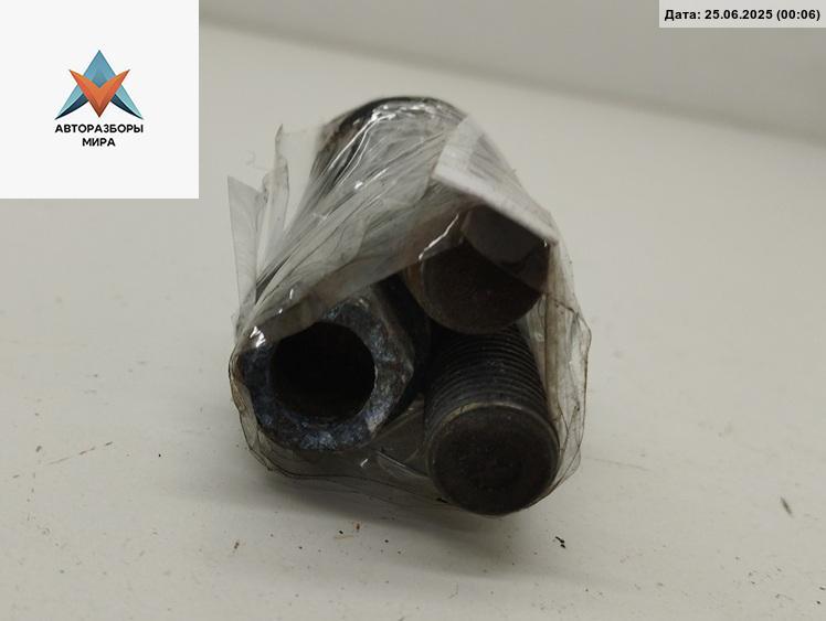 болт колесный Audi A4 B6 2003, 1.6 л., бензин, МКПП, зелёный, седан - фото №1