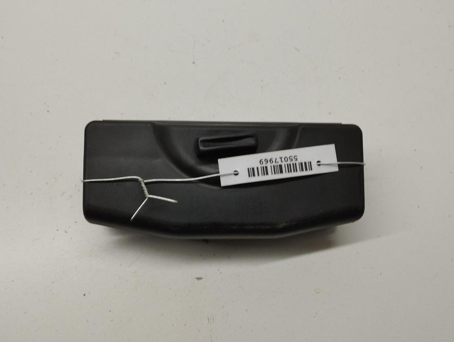 кронштейн (крепление) Audi A4 B5 1995, 1.6 л., бензин, МКПП, красный, седан, 8G0860285