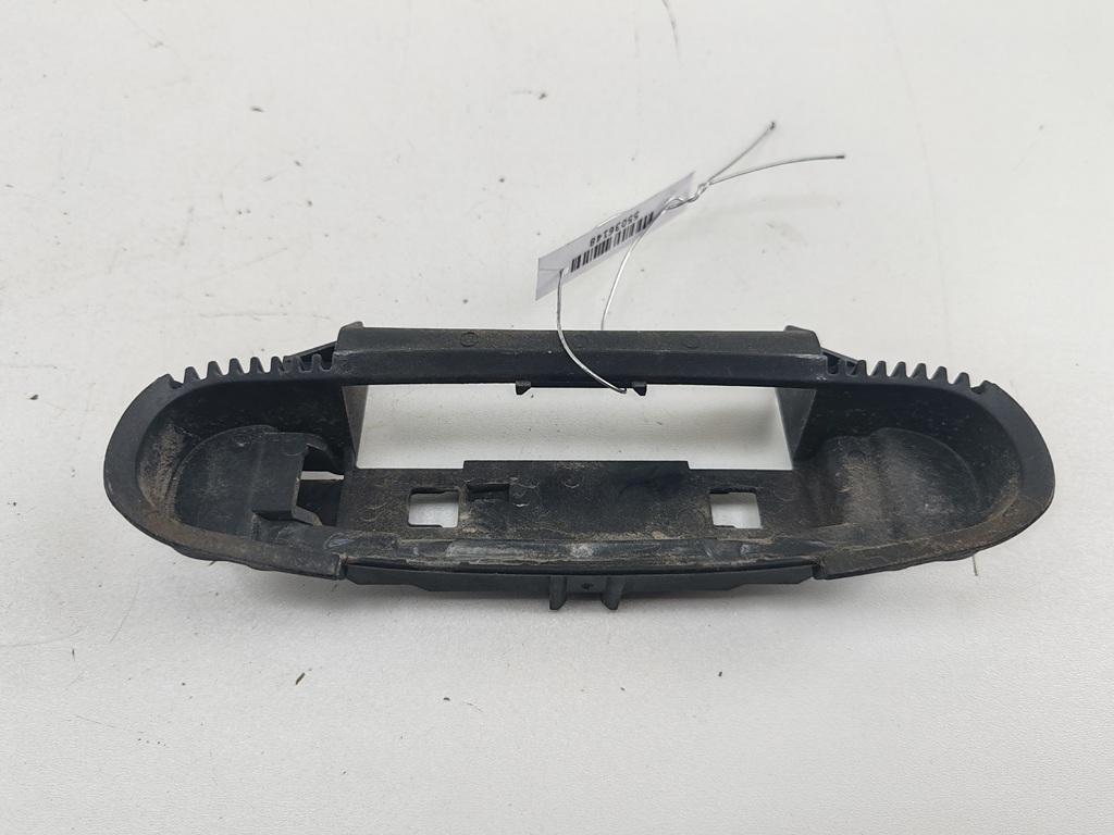 Корпус (держатель) ручки двери передней правой Audi A6 C5 2000, 2.5 л., дизель, АКПП, серый, универсал, 4B0839885