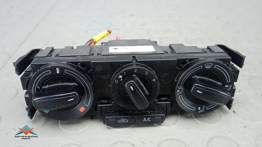 блок управления печки / климат-контроля Skoda Rapid 1 поколение 2014, 1.2 л., бензин, МКПП, хетчбэк 5 дв., 5JA820045A - фото №1