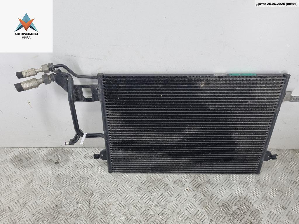 радиатор кондиционера Volkswagen Passat B5 1998, 1.8 л., бензин, МКПП, серый, седан, 8D0260401E - фото №1